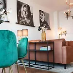 Apartment Chic Retreat, Steps To