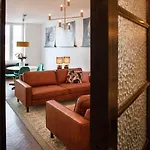 Apartment Chic Retreat, Steps To *