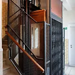 Apartment Chic Retreat, Steps To
