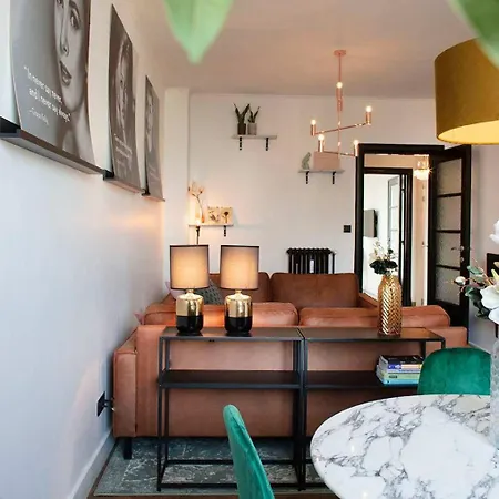 Apartment Chic Retreat, Steps To *