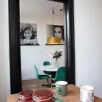 Lejlighed Chic City Retreat, Steps To Beach *