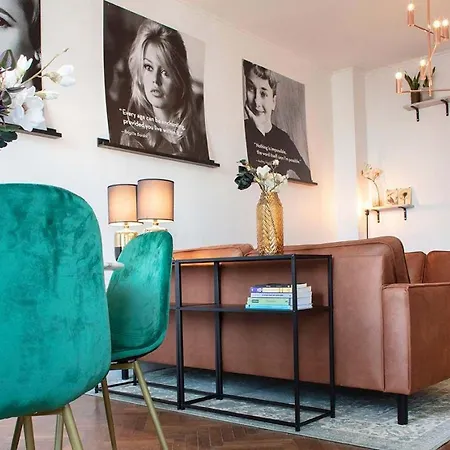 דירה Chic Retreat, Steps To